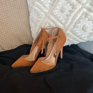 Ankle strap pump with lock detail